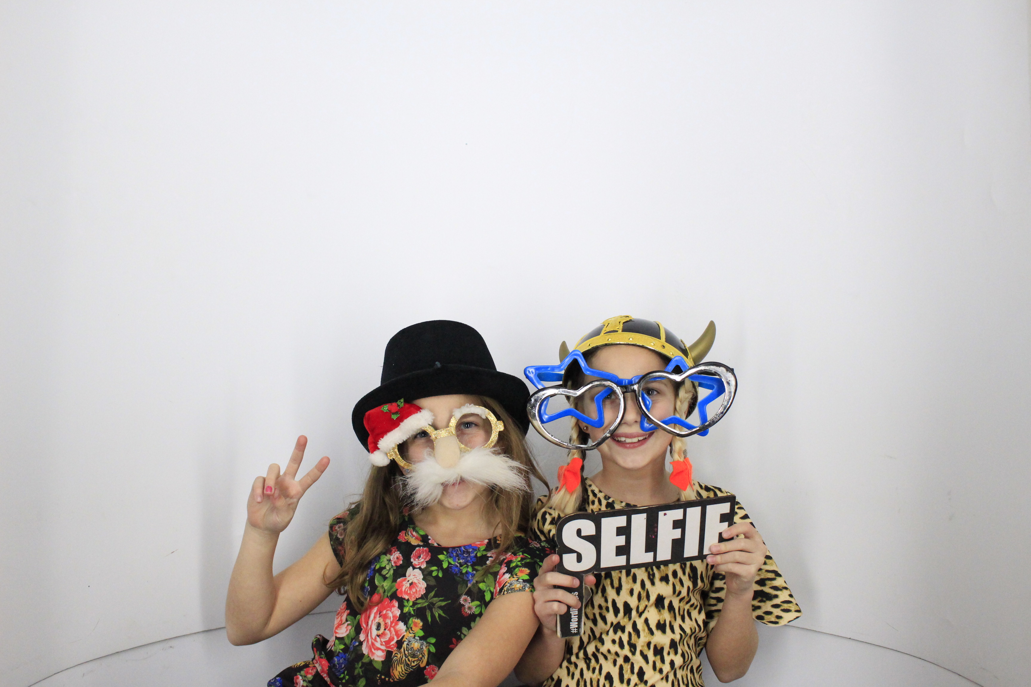 Simon & Muna  | View more photos from the event at gallery.myphotoboothexperience.co.uk/u/MyPhotoBoothExperienceLtd/Simon-Muna